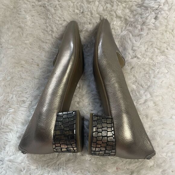 Anne Klein metallic taupe leather slip on shoes 1.5” Block heels SZ8.5M - Picture 7 of 13